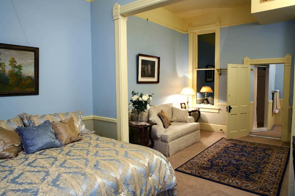 Superior King Room interior